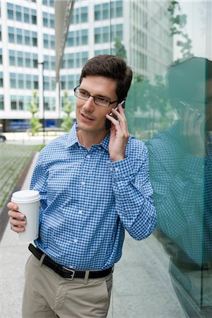 simsearch:632-05401230,k - Man talking on cell phone while on coffee break Foto de stock - Sin royalties Premium, Código: 632-05401012