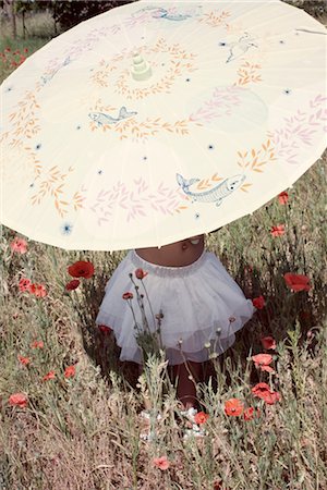 simsearch:633-02417965,k - Little girl with parasol in meadow, mid section Fotografie stock - Premium Royalty-Free, Codice: 632-05401045