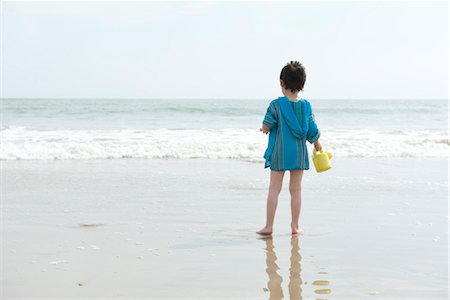 simsearch:632-05401219,k - Boy standing on beach, looking at ocean Fotografie stock - Premium Royalty-Free, Codice: 632-05401056