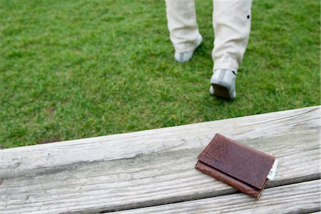 Wallet left on park bench Stock Photo - Premium Royalty-Free, Code: 632-05401066