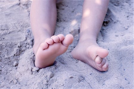 simsearch:632-02645173,k - Legs of little girl in sand, low section Fotografie stock - Premium Royalty-Free, Codice: 632-05401099