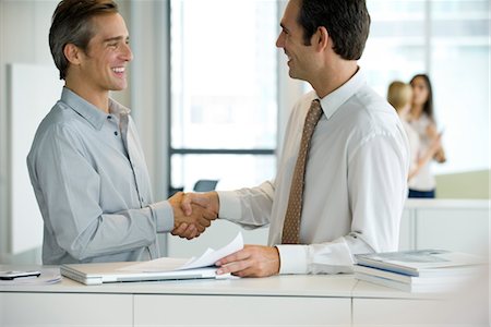 Executives shaking hands Foto de stock - Sin royalties Premium, Código: 632-05401146