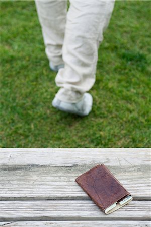 Wallet left on park bench Stock Photo - Premium Royalty-Free, Code: 632-05401163