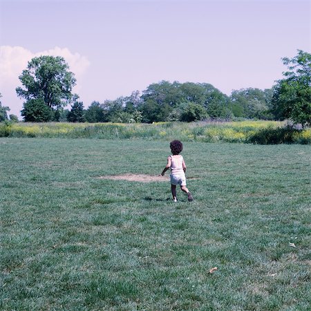 simsearch:632-02645173,k - Little girl walking on meadow Fotografie stock - Premium Royalty-Free, Codice: 632-05401194