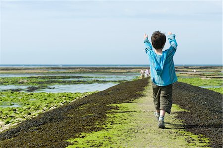 simsearch:632-05401219,k - Boy walking on breakwater, Ile de Ré, Charente-Maritime, France Fotografie stock - Premium Royalty-Free, Codice: 632-05401198