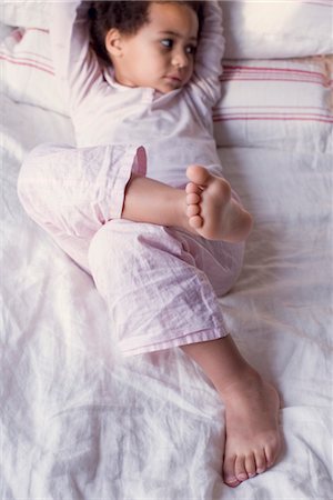 simsearch:632-05553540,k - Kleines Mädchen liegend auf dem Bett im Pyjama Stockbilder - Premium RF Lizenzfrei, Bildnummer: 632-05401202