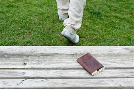 Wallet left on park bench Foto de stock - Sin royalties Premium, Código: 632-05401220