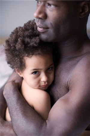 father hugging girls - Father and young daughter hugging Foto de stock - Sin royalties Premium, Código: 632-05401231