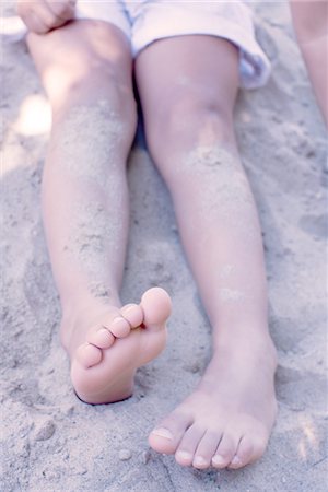 simsearch:632-07674598,k - Little girl sitting in sand, low section Stock Photo - Premium Royalty-Free, Code: 632-05401233