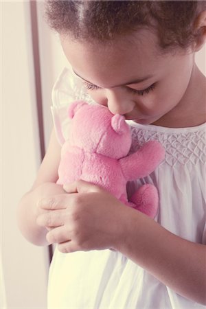 simsearch:632-02645170,k - Kleines Mädchen umarmt Teddybär Stockbilder - Premium RF Lizenzfrei, Bildnummer: 632-05401260