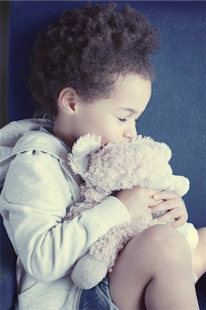 pelucheux - Petite fille tenant un jouet en peluche avec des yeux fermés, portrait Photographie de stock - Premium Libres de Droits, Code: 632-05401293