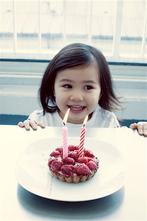 Little girl with birthday cake Foto de stock - Sin royalties Premium, Código: 632-05554055