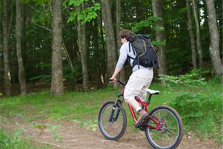 simsearch:632-05554056,k - Vélo de montagne, équitation à travers les bois Photographie de stock - Premium Libres de Droits, Code: 632-05554056