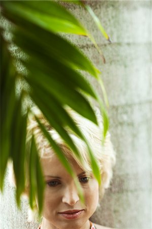 simsearch:632-05553600,k - Woman relaxing under palm tree Foto de stock - Sin royalties Premium, Código: 632-05554066