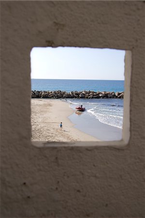 View of beach and ocean through window Stock Photo - Premium Royalty-Free, Code: 632-05554074