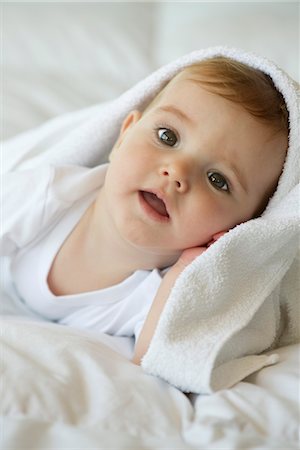 Baby with blanket on head, portrait Foto de stock - Sin royalties Premium, Código: 632-05554106