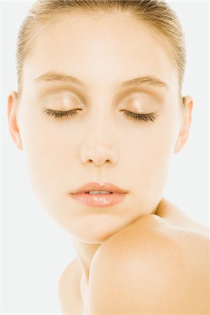 Frau mit geschlossenen Augen, trägt Naturkosmetik, Kinn auf Schulter ruht Stockbilder - Premium RF Lizenzfrei, Bildnummer: 632-05554114