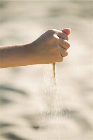 Tout déversement de main de l'enfant de sable Photographie de stock - Premium Libres de Droits, Code: 632-05554128