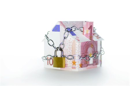 encadenar - Model house folded with euro banknotes chained and padlocked Foto de stock - Sin royalties Premium, Código: 632-05553412