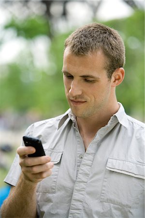 simsearch:632-05817102,k - Man text messaging with cell phone Foto de stock - Sin royalties Premium, Código: 632-05553486