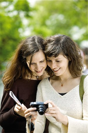 simsearch:632-05553600,k - Woman showing digital camera to friend Foto de stock - Sin royalties Premium, Código: 632-05553493