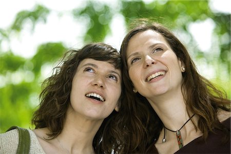 portrait of woman in paris - Female friends together outdoors, portrait Foto de stock - Sin royalties Premium, Código: 632-05553574