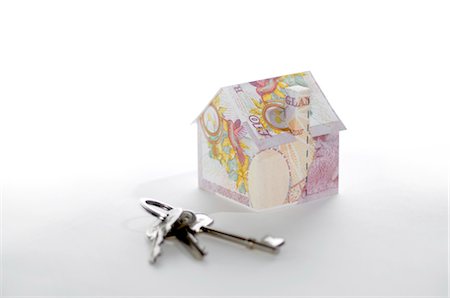Model house folded with British pound banknotes and keys Stock Photo - Premium Royalty-Free, Code: 632-05553578