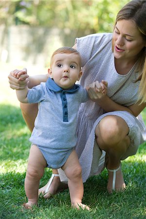 squat - Mother helping baby stand outdoors Stock Photo - Premium Royalty-Free, Code: 632-05553593