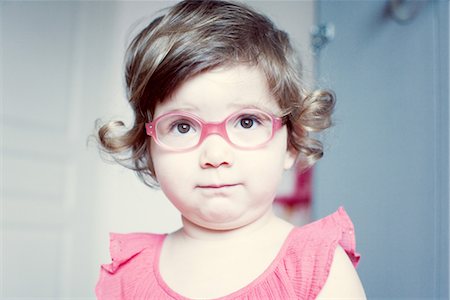 Little girl with glasses, portrait Foto de stock - Sin royalties Premium, Código: 632-05553607