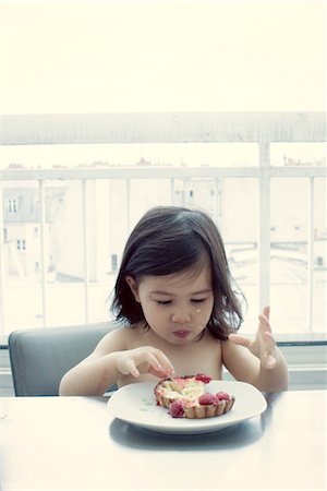 pie and overhead view - Little girl eating raspberry tart Stock Photo - Premium Royalty-Free, Code: 632-05553603