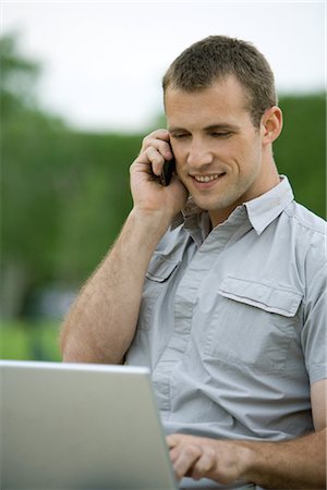 simsearch:632-05817102,k - Man using cell phone and laptop computer outdoors Foto de stock - Sin royalties Premium, Código: 632-05553629