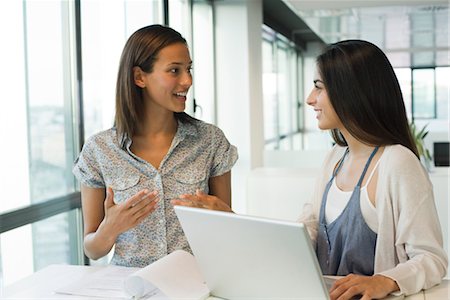 simsearch:632-03779577,k - Collègues féminines travaillant ensemble dans le Bureau Photographie de stock - Premium Libres de Droits, Code: 632-05553652