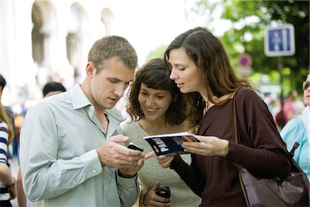 Touristes Guide de consultation Photographie de stock - Premium Libres de Droits, Code: 632-05553680