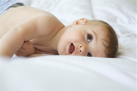 simsearch:632-05553628,k - Baby lying on blanket, looking up Stock Photo - Premium Royalty-Free, Code: 632-05553695