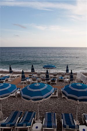 pebble beach - Parasols and empty deckchairs on beach Stock Photo - Premium Royalty-Free, Code: 632-05553746
