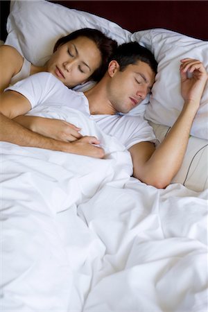 sleeping couple on the bed - Couple sleeping together in bed Foto de stock - Sin royalties Premium, Código: 632-05553766