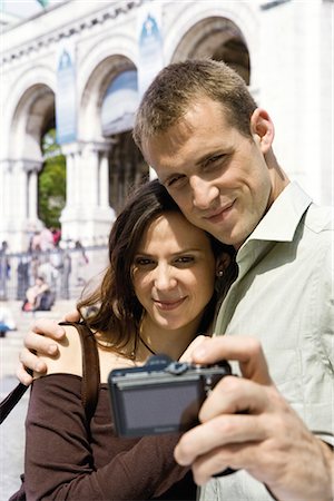 simsearch:632-05553600,k - Man photographing himself and his girlfriend with digital camera Foto de stock - Sin royalties Premium, Código: 632-05553771
