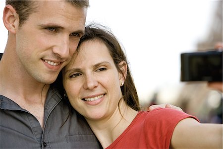 simsearch:632-05553991,k - Couple photographing themselves outdoors Stock Photo - Premium Royalty-Free, Code: 632-05553872