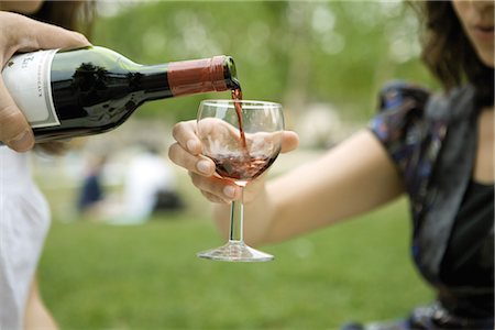 pique-niquer - Verser le verre de vin rouge à l'extérieur Photographie de stock - Premium Libres de Droits, Code: 632-05553901