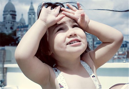 simsearch:633-02417965,k - Little girl looking up, hands shading eyes Fotografie stock - Premium Royalty-Free, Codice: 632-05553939
