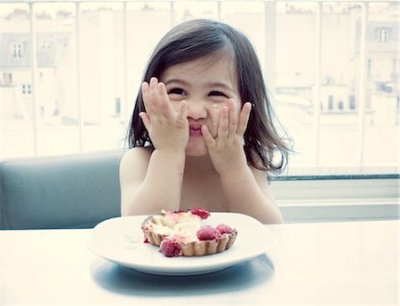 picture of person eating cake - Little girl making funny face Stock Photo - Premium Royalty-Free, Code: 632-05553962