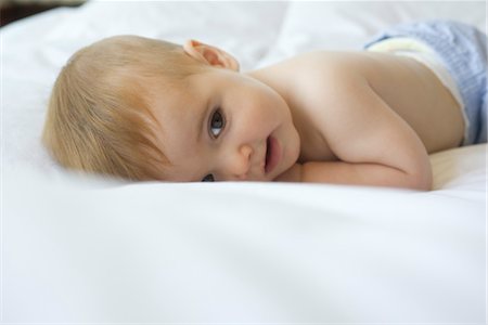 simsearch:632-03630113,k - Baby lying on blanket Fotografie stock - Premium Royalty-Free, Codice: 632-05553986