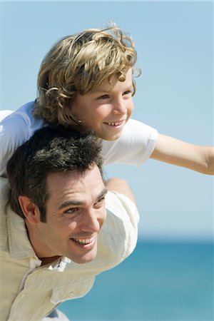 play with dad - Father giving son piggback ride outdoors Foto de stock - Sin royalties Premium, Código: 632-05553993