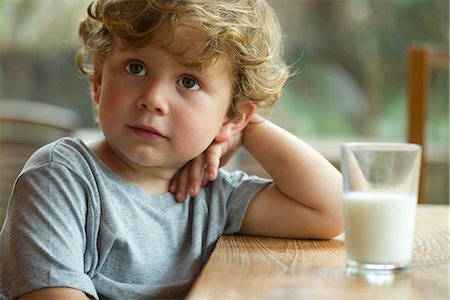 Little boy daydreaming Stock Photo - Premium Royalty-Free, Code: 632-05604028