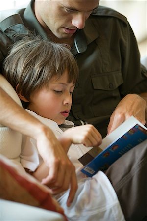 parent reading child - Father and young son reading together, cropped Foto de stock - Sin royalties Premium, Código: 632-05604032