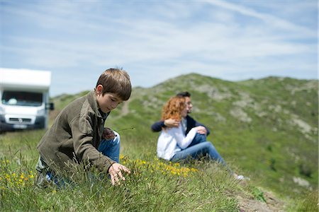 Boy playing with grass Foto de stock - Sin royalties Premium, Código: 632-05604061