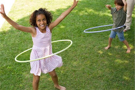simsearch:695-03377206,k - Children playing with plastic hoop outdoors Foto de stock - Sin royalties Premium, Código: 632-05604125