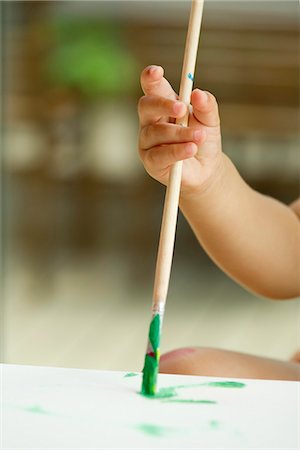 pintura (obra de arte) - Child's hand holding paintbrush Foto de stock - Sin royalties Premium, Código: 632-05604137