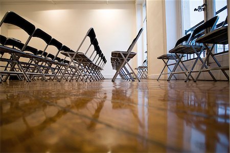 silla plegable - Folding chairs lined up in empty conference room Foto de stock - Sin royalties Premium, Código: 632-05604152