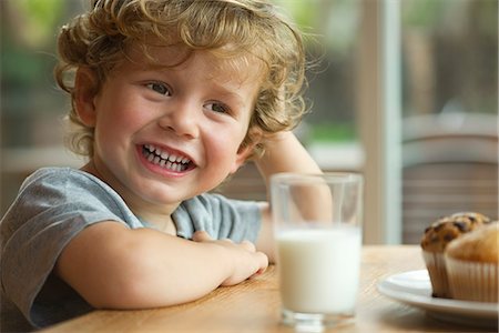 simsearch:632-05760093,k - Petit garçon assis à table avec snack, portrait Photographie de stock - Premium Libres de Droits, Code: 632-05604199